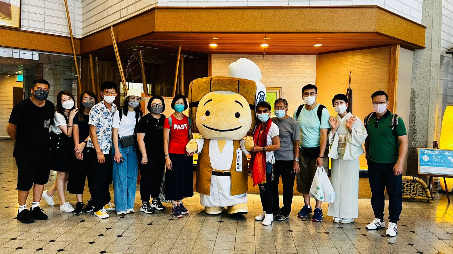 【日本環島45天旅行團直擊】團友們今日離開了京都，前往北陸芳泉（露天風呂個室付），溫泉酒店提供了熱鬧的歡迎儀式！因為我們是疫情後第一班到訪的外國遊客